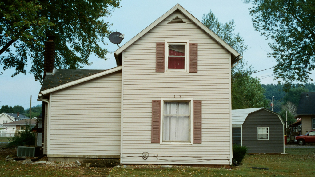 Illinois Homeowner Refuses to Leave House After Selling, Calls Police on Buyers