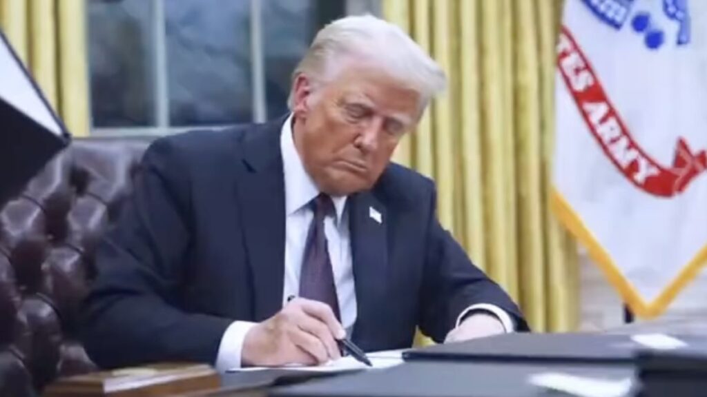 Donald Trump in Oval Office