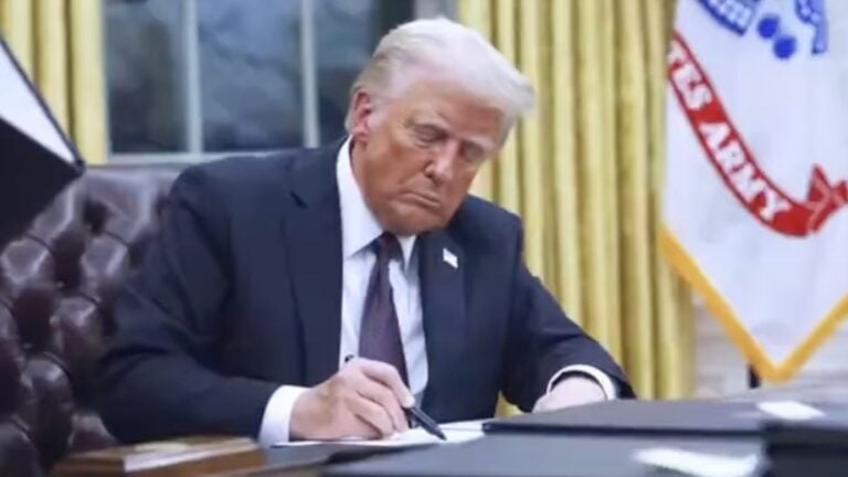 Donald Trump in Oval Office