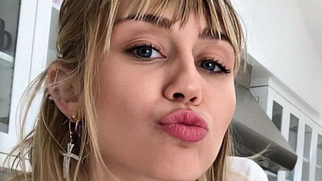 Miley Cyrus selfie