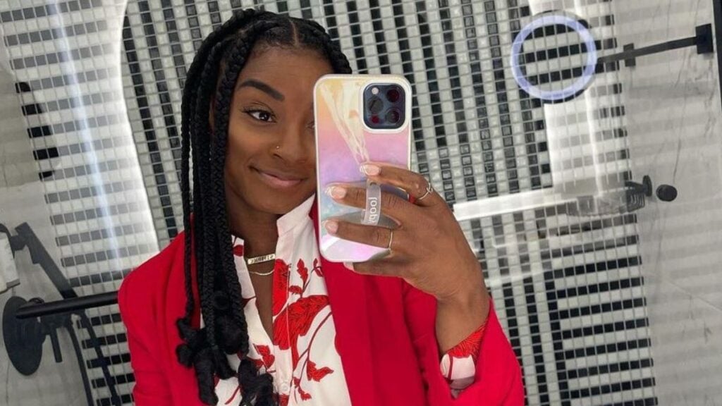 Simone Biles takes mirror selfie