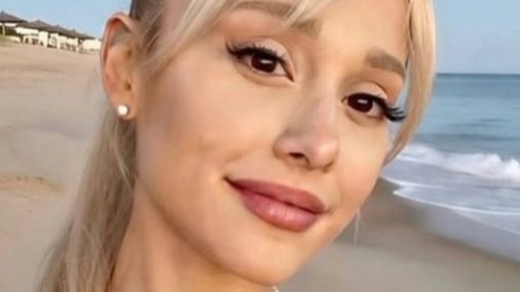 Ariana Grande close up