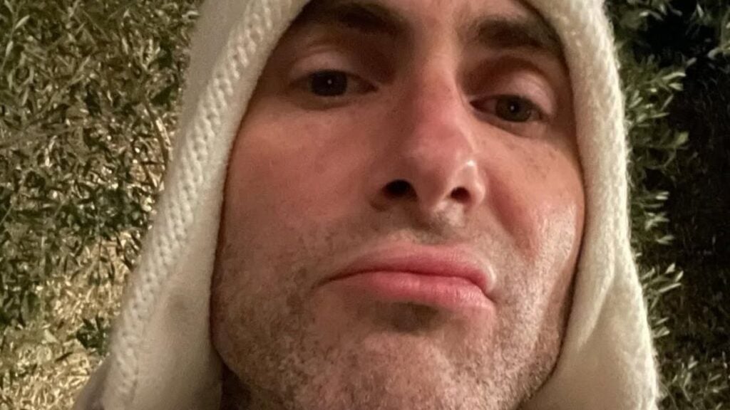 Adam Levine takes selfie