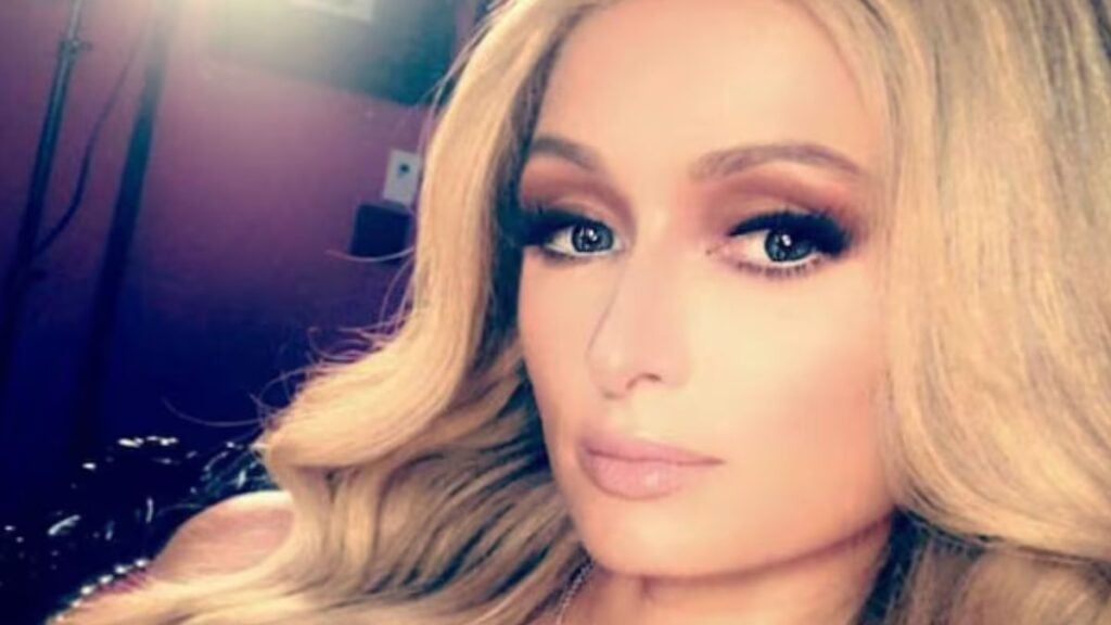 Paris Hilton selfie