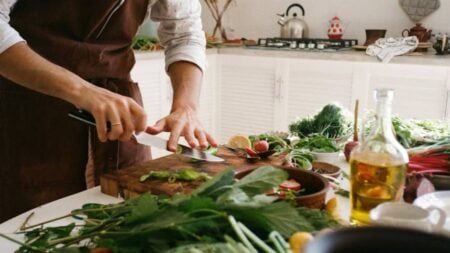 Aggressive Boyfriend in New York Throws Away Girlfriend’s Food Because “She Told Him”: ‘These outbursts are probably common since you immediately knew to go outside’ New York Throws Food