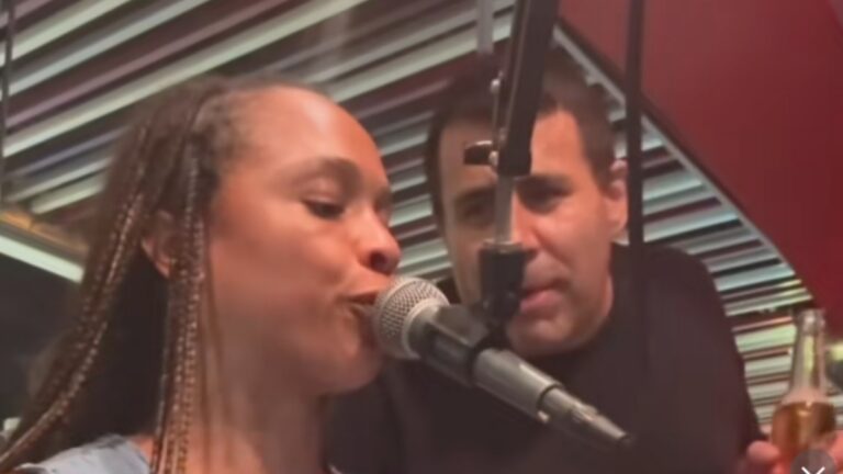 Texas Bar Singer Owns Rude Man to the Tune of YMCA After He Harassed Her in Viral Clip: ‘I Like These Lyrics Better than the Original’ YMCA singer harassed in bar